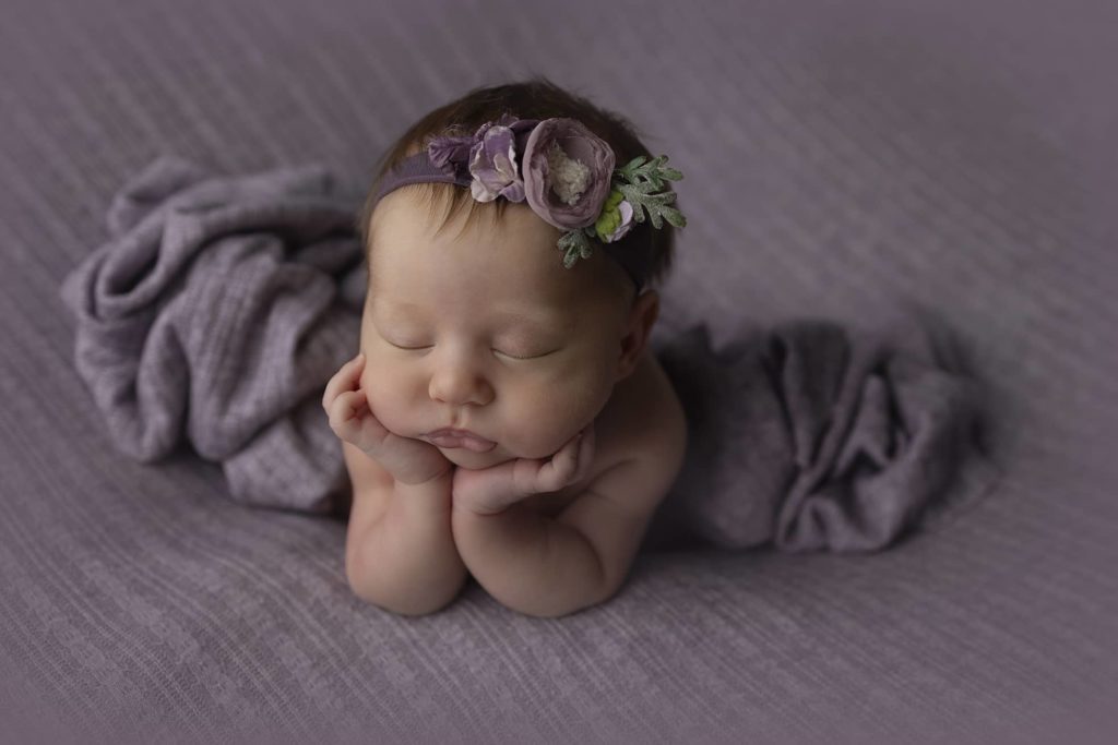 photoshoot séance photo naissance bébé girl plaid violet fleur