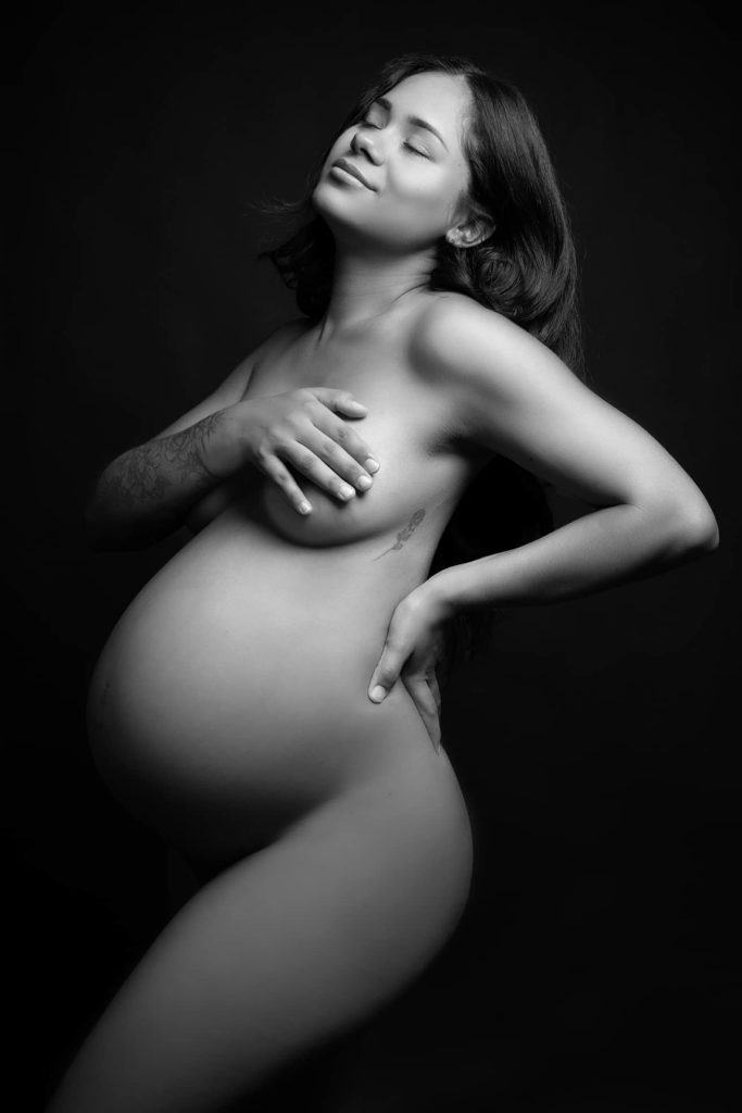 photo grossesse frejus studio carolina r. nue fond noir