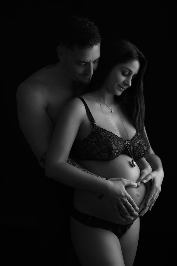 photo grossesse frejus studio carolina r. couple fond noir