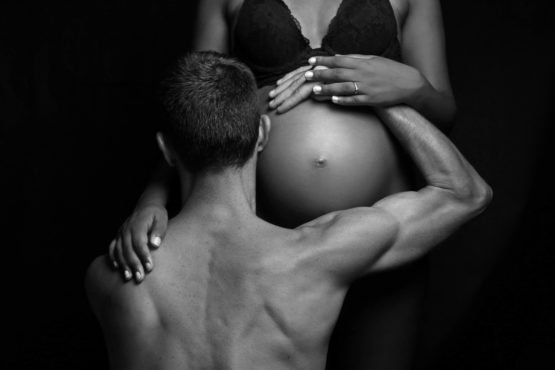 Séance photo grossesse en studio à Fréjus, Saint-Raphaël, Puget sur-argent | Carolina R Photographies