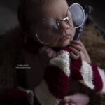 Bébé nouveau-né posant dans un décor d'Harry Potter à Fréjus avec la photographe Carolina R Photographies