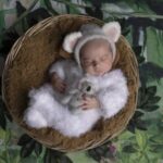 Bébé nouveau-né posant dans un décor d'animeaux à Fréjus avec la photographe Carolina R Photographies