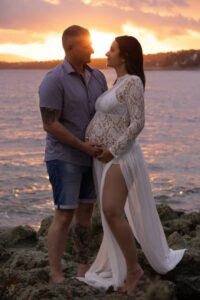 Séance photo grossesse couple extérieur à Fréjus